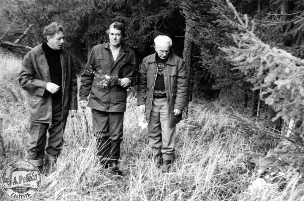 Ārends LAPIŅŠ, Ziedonis ĀLS un Valdis DZELZGALVIS noliek ziedus vietā, kur krituši viņu cīņu biedri, 1990. gada vasaras nogale.