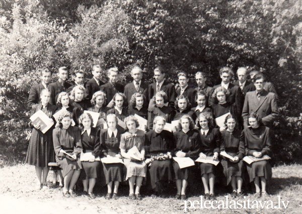 1953. gada izlaiduma klase. Audzinātāja Marta Beatrise Kalēja. Augšējā rindā 5. no kreisās Andris Ošiņš.