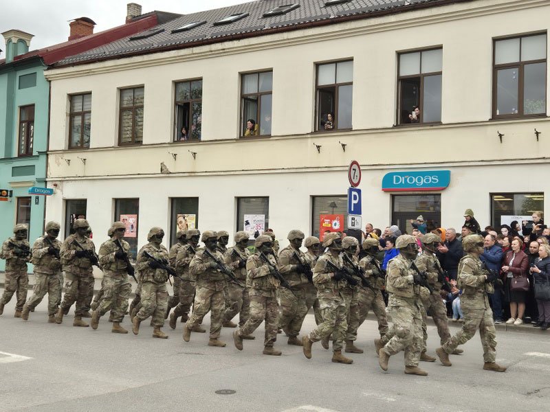 ASV sabiedroto karavīru grupa Talsos 4. maijā, 2025.
