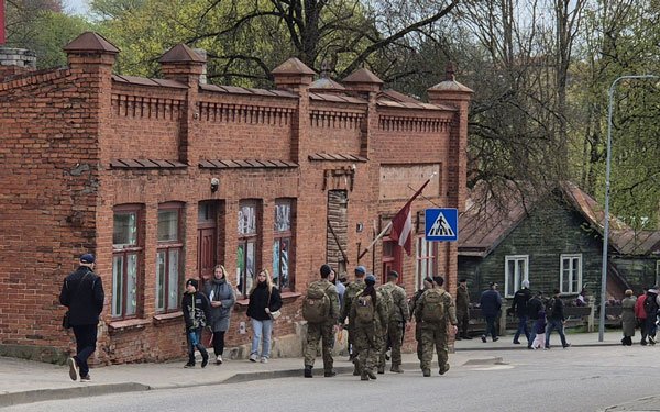 Kanādas karavīru grupa dodas uz parādi Talsos 4. maijā, 2025.