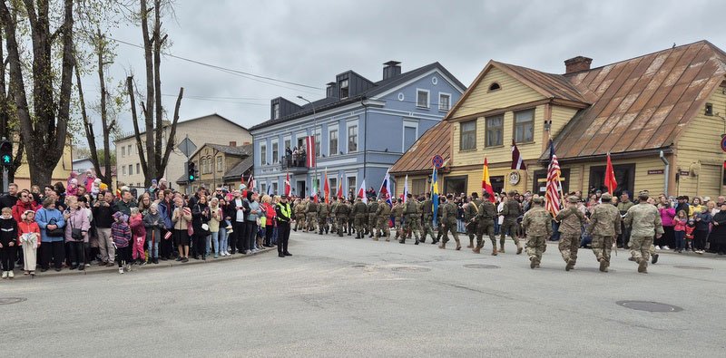 Sabiedroto armiju karogu grupu gājiens Talsos 4. maijā, 2025.