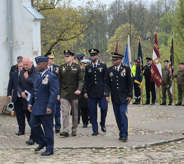 Sabiedroto valstu virsnieki pēc Dievkalpojuma Talsu baznīcā 2025. gada 4. maijā.